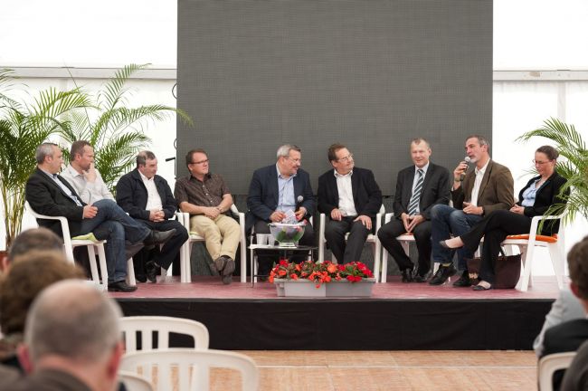 Scène avec écran géant pour l'inauguration de locaux en Seine-Maritime